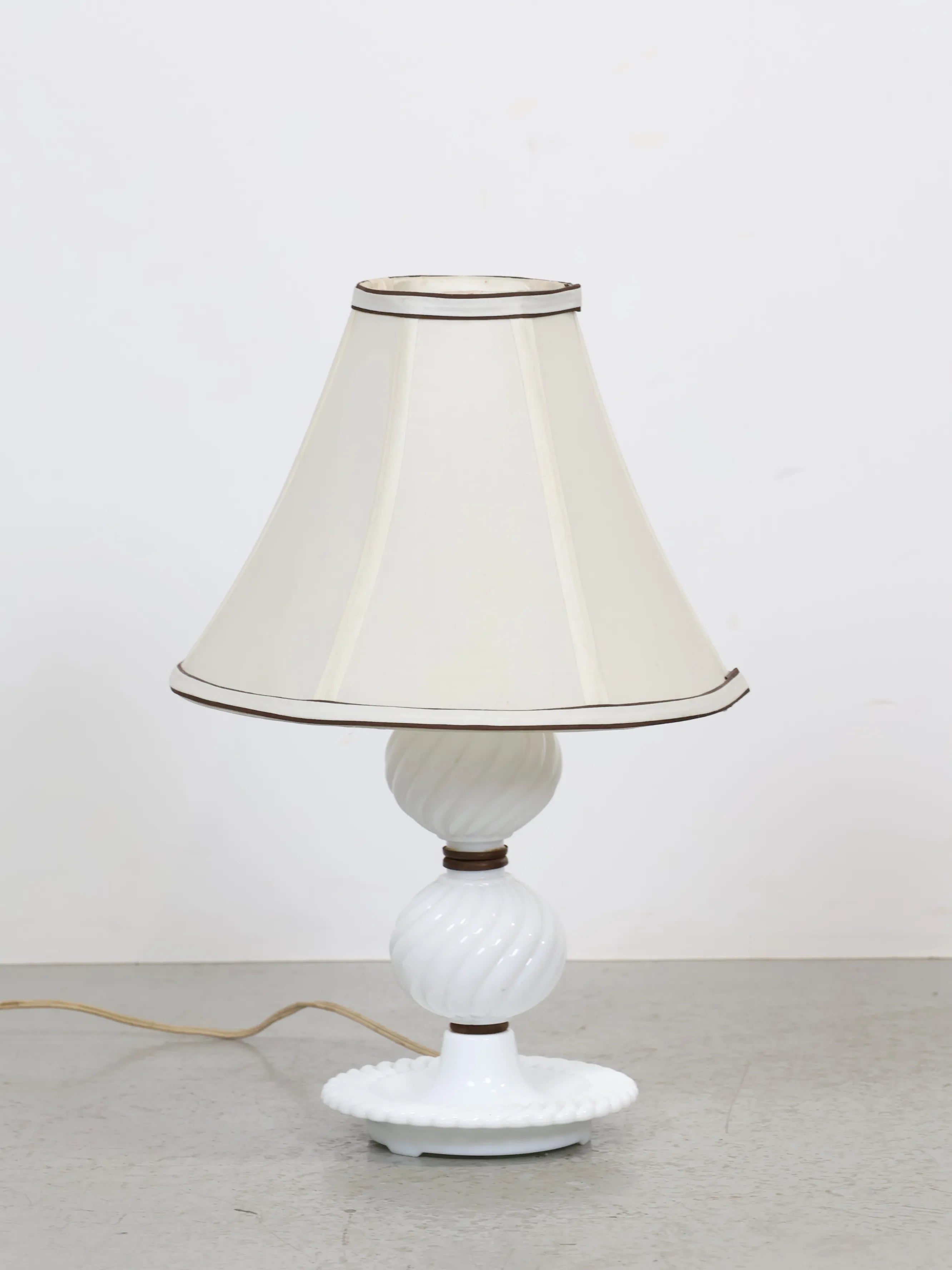 ビンテージ クリームシェード テーブルランプ ミルクガラス ビンテージ クリームシェード テーブルランプ ミルクガラス